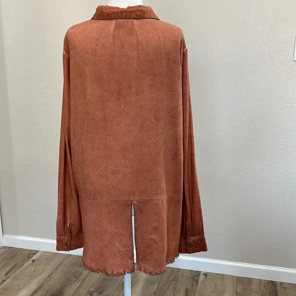 LIKE NEW UMGEE BUTTON DOWN TOP - Picture 6 of 10